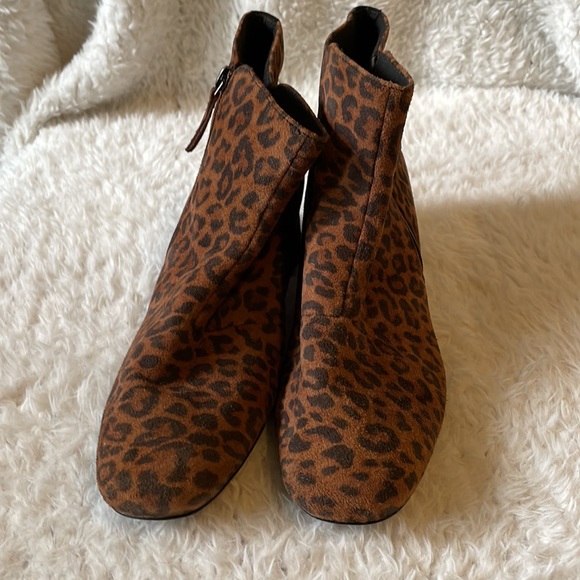 NWOT clarks Marilyn suede leopard booties - Picture 5 of 10